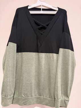 Crisscross V-Neck Two-Tone Pullover Hoodie - Black & Sage